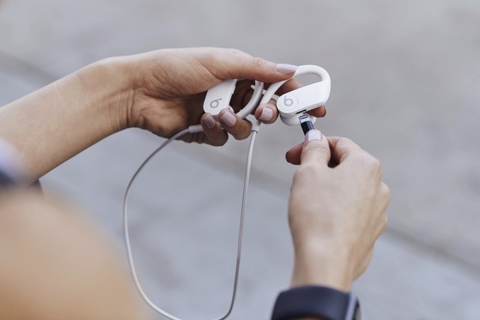 364_Lifestyle_PowerBeats_White_00909_R2