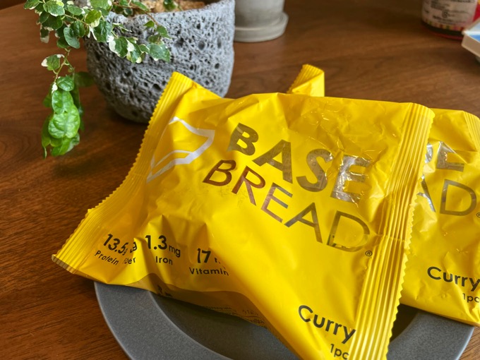 完全食「BASE BREAD」カレーパンを食べてみた。個人的にはアリ