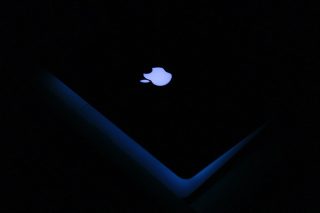 MacBook背面のAppleロゴ、再び光るようになるかも？
