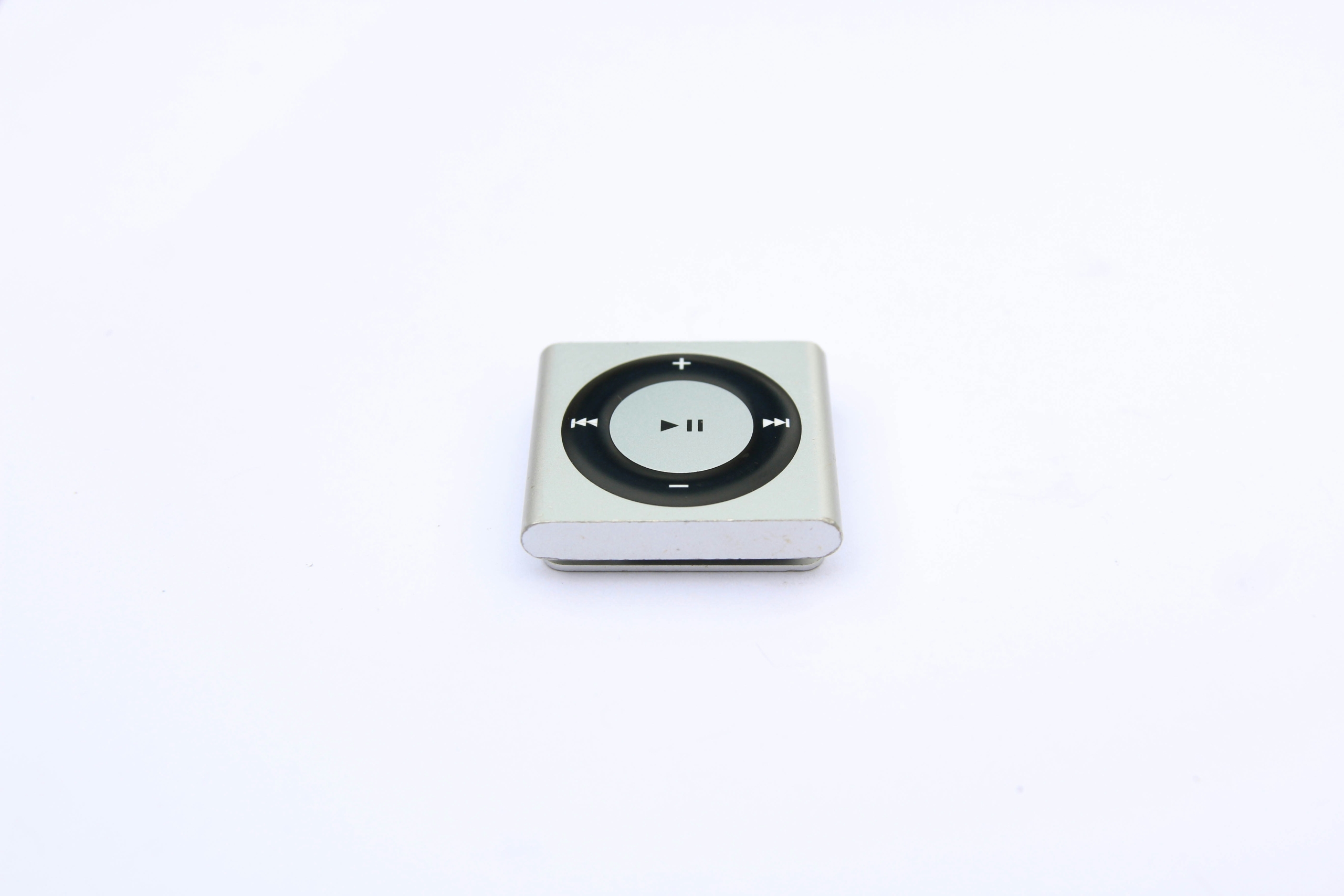 OpenAIとジョニー・アイブ氏によるAIデバイスは2026年末発売が目標。iPod Shuffleのようなコンパクトな外観か