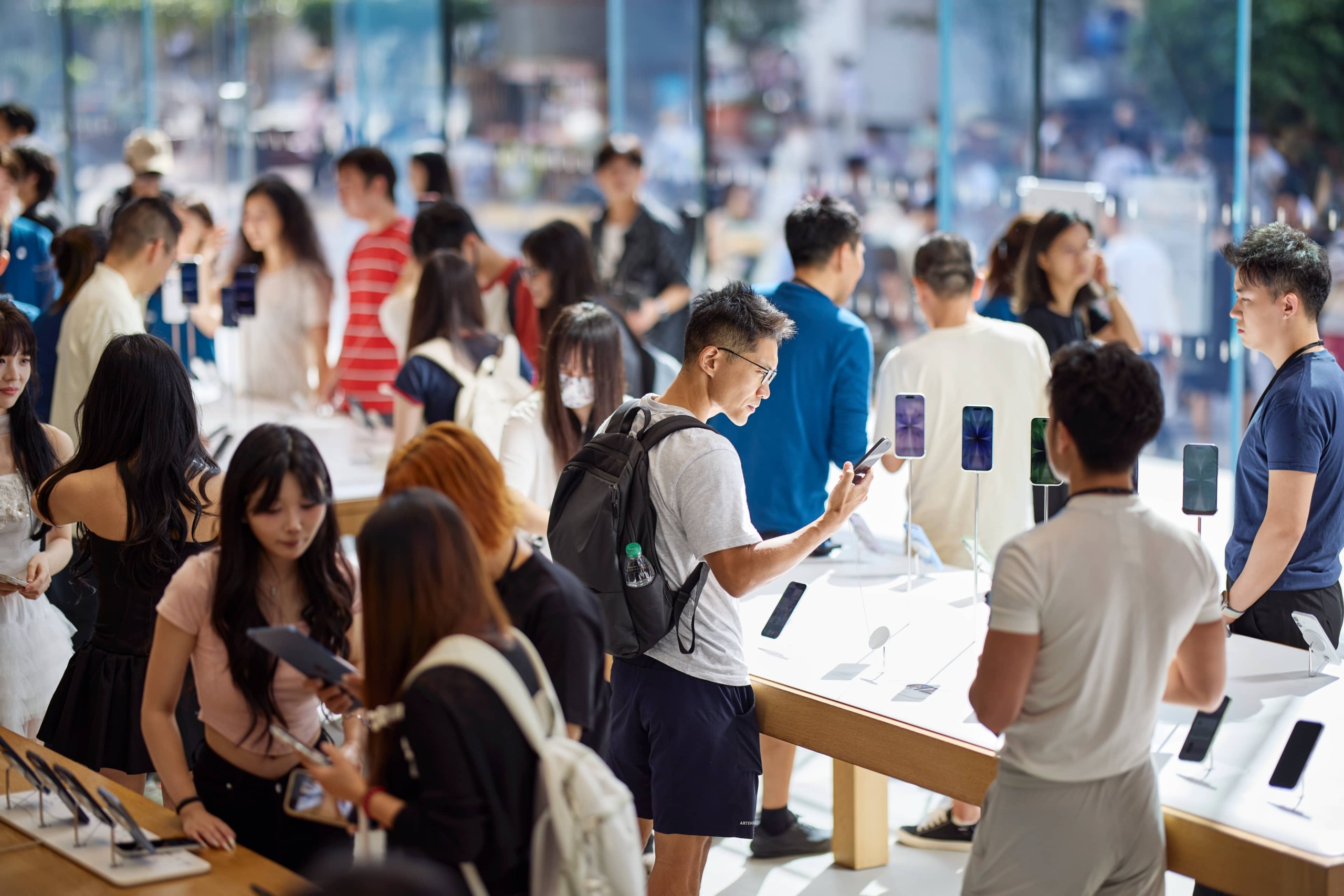 2027年発売のiPhone20周年モデル、より明るく薄型の有機EL採用か